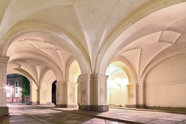 Bild mit Architektur, Gewölbe, Görlitz, säule, Durchgang, Kreuzgewölbe
