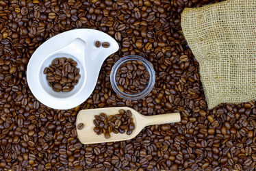 Kaffeebild mit Esspressotasse, Kaffeebohnen & mehr