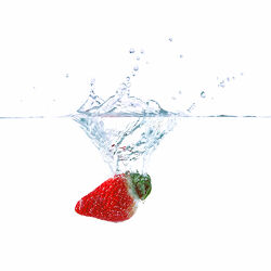 Bild mit Erdbeere, Makrofotografie, Makro, Küchenbild, Wassertropfen, Waterdrop, Küchenbilder, nahaufnahme, Splash, Watersplash