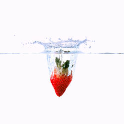 Erdbeer Splash ins Wasser