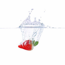 Bild mit Erdbeere, Makrofotografie, Makro, Küchenbild, Wassertropfen, Waterdrop, Küchenbilder, nahaufnahme, Splash, Watersplash