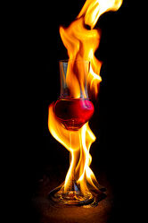 Bild mit Glas, Feuer, Flammen, schnapsglas, Spirituose, Cognac, Grappa, Grappaglas, Degustierglas