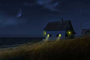 Das blaue Haus am Meer bei Nacht