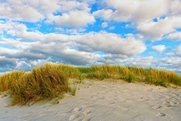 Bild mit Himmel, Strand, Sandstrand, Strandblick, Ostsee, Wolkenhimmel, Dünen, Dünengras