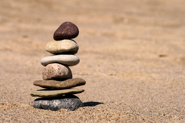Bild mit Sand, Strand, Steine, Meditation, Wellness, Spa, steinstapel, Steinhaufen, steinturm