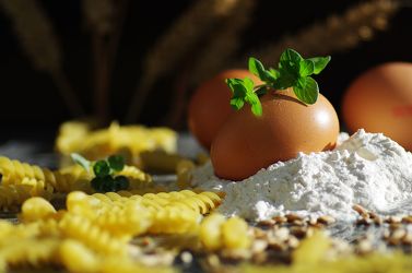 Frische Eier und Mehl für feine Nudeln