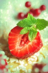 Frische Erdbeere mit Honig