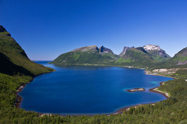 Panoramablick auf Bergsfjord - Senja