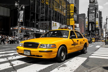 Bild mit Autos, Architektur, Straßen, Stadt, urban, New York, New York, monochrom, Staedte und Architektur, USA, schwarz weiß, hochhaus, wolkenkratzer, metropole, Straße, Hochhäuser, SW, Manhattan, Brooklyn Bridge, Yellow cab, taxi, Taxis, New York City, NYC, Gelbe Taxis, yellow cabs, yellow cabs
