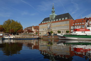 Bild mit Rathaus, Sehenswürdigkeiten, Seenotrettungskreuzer, Emden, Ostfriesland, Am Delft, Breusing, Stadtmitte, Hafenrundfahrten