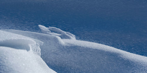 Bild mit Winter, Schnee, Weiß, Blau, Makro, Sonnenlicht, Wind, sturm, Flocken, Schneeflocken, Schneetreiben, Schneegestöber