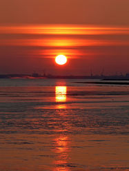 Bild mit Wasser, Himmel, Wolken, Sonnenuntergang, Meer, Wattenmeer, Emden, Ostfriesland, Abendsonne, Dollart, Knock, Wolkenfront