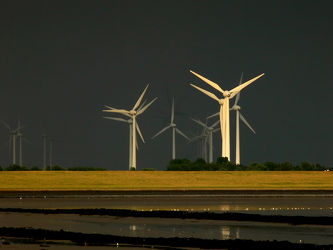 Bild mit Windmühlen, Gewitter, Regen, Emden, Ostfriesland, Abendsonne, Dollart, Ems, Knock, Front, Windpark