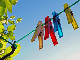Bild mit Himmel, Weiß, Rot, Blau, Sonne, Licht, Abstraktes, wäscheklammer, wäscheleine, klammern, Wäsche, Leine, Blau. Gelb, Hausfrauen, Hausmann