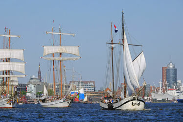 Bild mit Wolken, Schiffe, Häfen, Sonne, Segelschiffe, Elbe, HH, Hansestadt_Hamburg, Enge