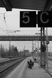 Bild mit Fotografie, Fotografie, schwarz weiß, dekorativ, Bahnhof, zeitlos, Bahngleis, Bahnhofbrücke, Bahnhoflaternen, Bahnsteig, Bahnübergang