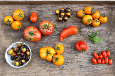 Bild mit Orange, Lebensmittel, Rot, Tomate, Gemüse, Food, garten, Küche, Holzbrett, Fleischtomate