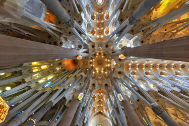 Bild mit Architektur, Kirche, modern Art, Kathedrale, Säulen, Sakralbau, Sagrada Familia, Barcelona, Antoni Gaudi, innen