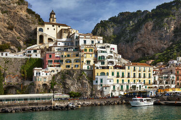 Bild mit Architektur, Italien, Häfen, Mittelmeer, Historisch, alte Häuser, Amalfi, Unesco Weltkulturerbe, Amalfi Küste, Kampanien