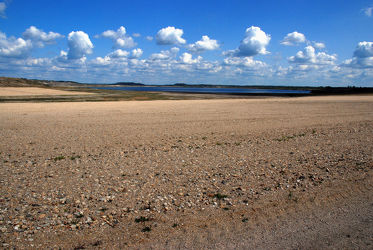 Sandlandschaft am See