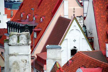 Dachlandschaft mit Schornstein und Kirchengibel in Tallinn