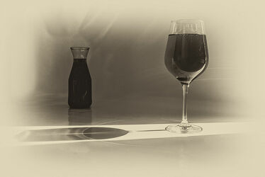 Bild mit Glas, Getränke, Flasche, Licht, Spiegelungen, monochrom, Wein, Schatten, weinflasche, Reflexionen