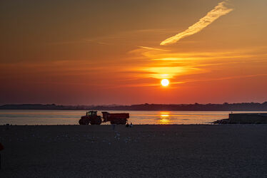 Bild mit Sommer, Sonnenaufgang, Sonne, Strand, Ostsee, Meer, Licht, Schatten, Arbeit, Traktor