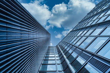 Bild mit Architektur, Glas, Perspektive, hochhaus, Linien, frankfurt, Stahl, aufwärts, Sichtweise, Parallelen