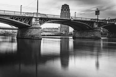 Bild mit Wasser, Architektur, Transport, Brücke, Verkehr, Fluss, main, frankfurt, LZB, historische Bauwerke