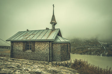 Bild mit Herbst, Nebel, Landschaften im Herbst, VINTAGE, Kapelle, Nebelwolken, Schweiz, Kalt, schweizeralpen, launische wetter