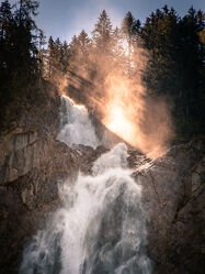 Bild mit Wasser, Alpen, Sonnen Himmel, Sonnenschein durch eine Baumkrone, Wasserfall, Schweiz, Lichtspiele