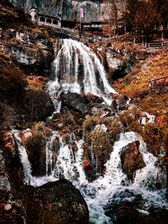 Bild mit Wasserfall, Swiss Mountain