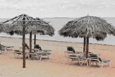 Bild mit Sand, Meer, schirm, Stühle