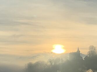 Bild mit Sonnenuntergang, Nebel, Schloss