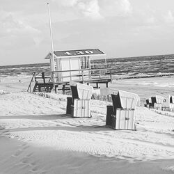 Bild mit Strand, Sandstrand, Meer, Strandkorb am Meer, Strandkörbe am Meer, Strandhaus, Rettungsdienst
