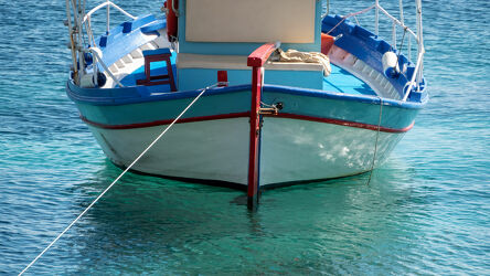 Bild mit Wasser, Sonnenschein, türkises Wasser, Am Meer, Seile, Holzboot, Bootshafen, Ionisches Meer