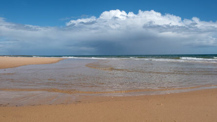Bild mit Natur, Frühling, Brandung, Sandstrand, Wolkenhimmel, Atlantik, Portugal, Wellen Ozean, Algarve
