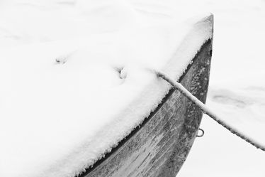 Bild mit Winter, Schnee, Boote, Abstrakt, Frost, Fischerboot, Ostseeküste, Minimalismus, Schwarzweiß