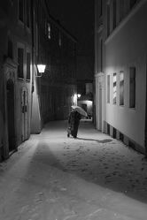 Bild mit Winter, Schnee, Görlitz, Nacht, schwarz weiß, Laterne, Gassen, Görlitzer Altstadt