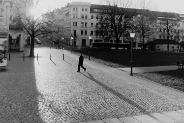 Bild mit Görlitz, schwarz weiß, Stadtleben, Einsam, Platz, Theaterplatz, Pflastersteine, Schattenspiel