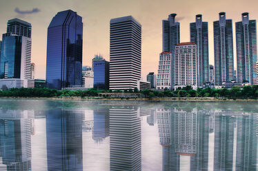 Bild mit Horizont, südostasien, skyscraper, reflection, Reflektionen im Wasser, Thailand, Bangkok