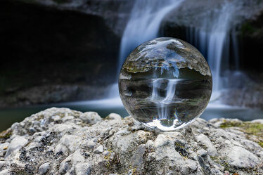 Lensball mit Wasserfall