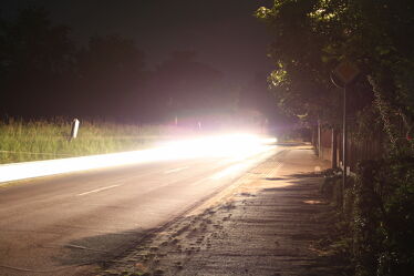 Bild mit Straßen und Wege, Straßen, Landschaft, Licht, Nacht, Romantische Straßenlampe, Auto, Beleuchtung, scheinwerfer, Mitternacht