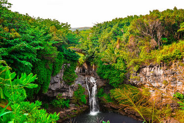 Paradiesischer Wasserfall im tropischen Wald