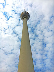 Bild mit Berlin, Fernsehturm, Berliner Fernsehturm, höchste Bauwerk Deutschlands mit 368 Metern, Berlin Mitte, Alexanderplatz, Sehenswürdigkeit
