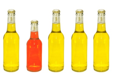 Bild mit Farben, Gelb, Gegenstände, Lebensmittel, Trinken, Getränke, Liköre, Alkohol, Flaschen, Küchenbild, Flasche, Bierflasche, Bierflaschen, gelbe Flasche, rote Flasche, Trinkflasche, Küchenbilder, Küche