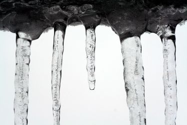 Bild mit Wasser, Winter, Eis, Höhlen, Tropfsteinhöhlen, Eiszapfen, Eistropfen